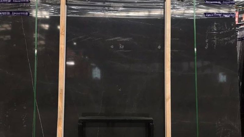 石材通槽干挂的辐射问题主要表现在两个方面：